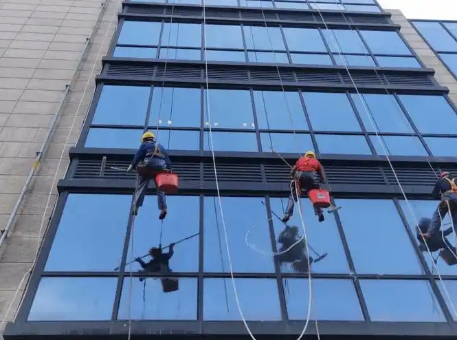 清洗大廈外墻